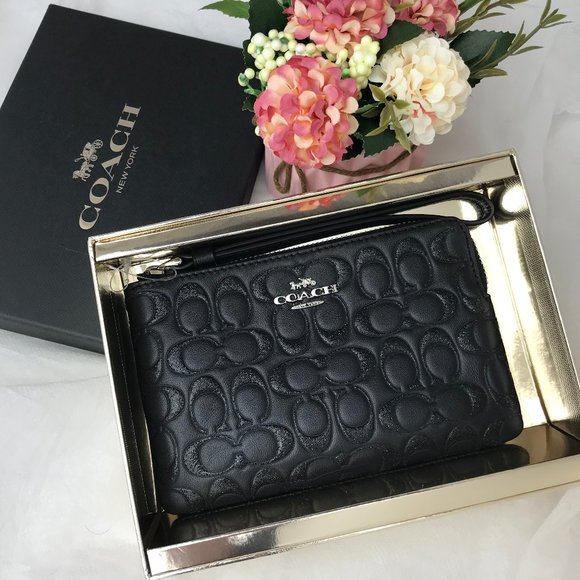 Coach Handbags - 👜‼️SALE‼️🌺BOXED CORNER ZIP WRISTLET